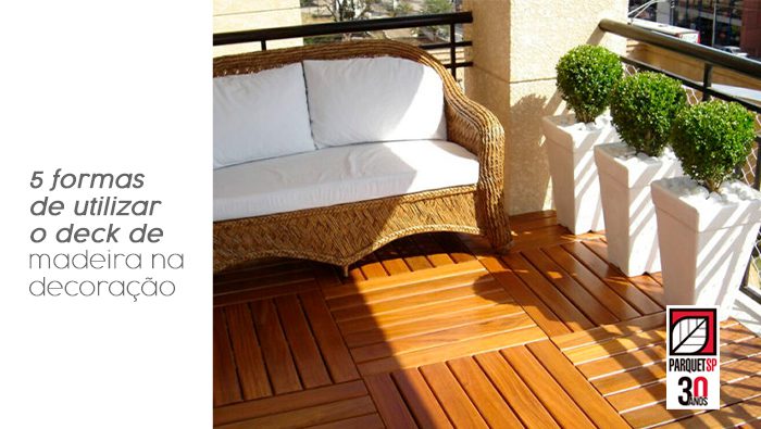 A imagem mostra um deck de madeira na sacada.