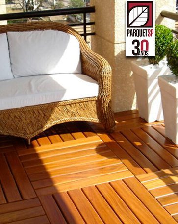 A imagem mostra um deck de madeira na sacada.