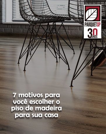 Ao fundo da imagem, há uma sala com uma mesa, duas cadeiras e piso de madeira.