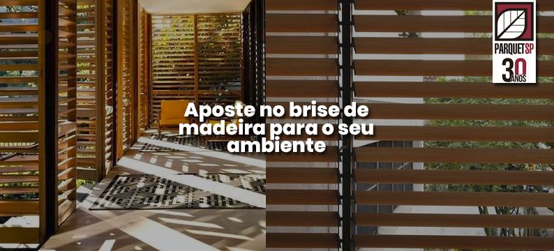 Ao fundo da imagem, há dois exemplos de brise de madeira.