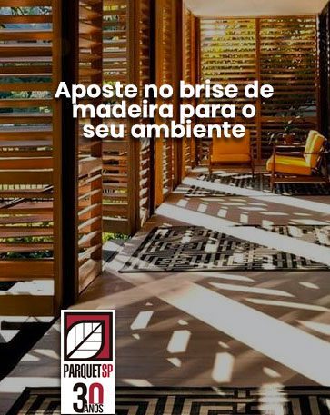 Ao fundo da imagem, há um brise de madeira.