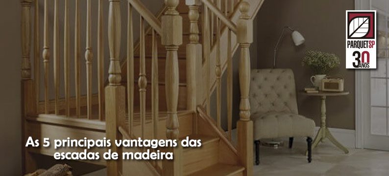 Ao fundo da imagem, há uma escada de madeira em L.
