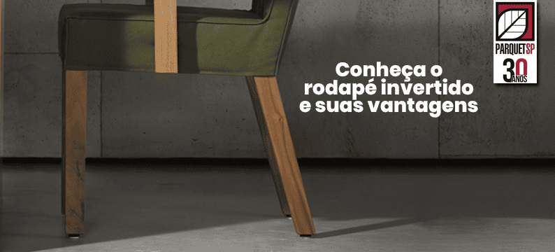 Ao fundo da imagem, há uma sala de jantar com rodapé invertido.