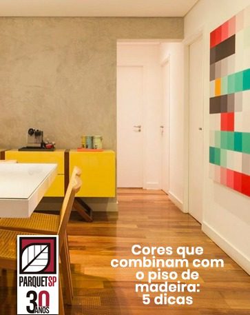 Ao fundo da imagem, há uma sala de jantar com piso de madeira e um móvel amarelo.