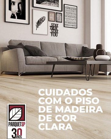 Ao fundo da imagem, há uma sala de estar com piso de madeira de cor clara.