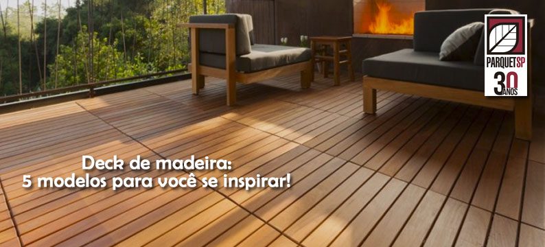 Ao fundo da imagem, há um deck de madeira na varanda.