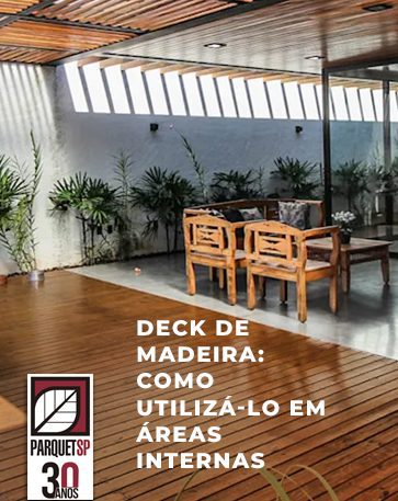 Ao fundo da imagem, há um deck de madeira em área interna.
