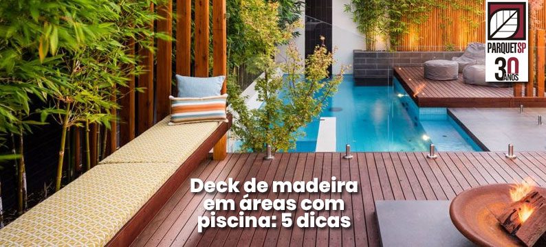 Ao fundo da imagem, há uma piscina com deck de madeira em volta.