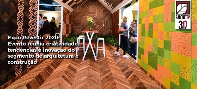 A imagem mostra um cômodo com piso de madeira.