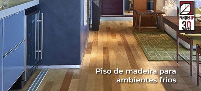 A imagem mostra um cômodo com um piso de madeira ideal para um ambiente frio.