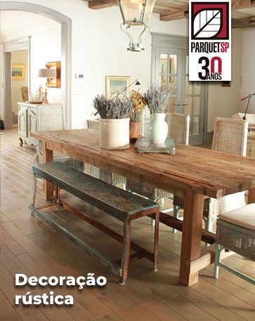 A foto mostra um cômodo com decoração rústica.