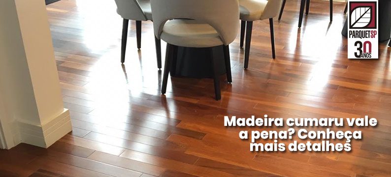 Ao fundo da imagem, há uma sala de jantar com o piso de madeira cumaru.