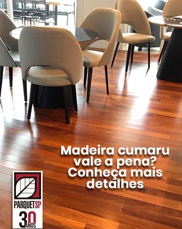 Ao fundo da imagem, há uma sala de jantar com o piso de madeira cumaru.