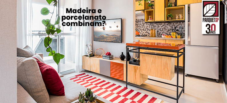 Ao fundo da imagem, há um apartamento com a sala de estar com piso de porcelanato e a cozinha com piso de madeira.