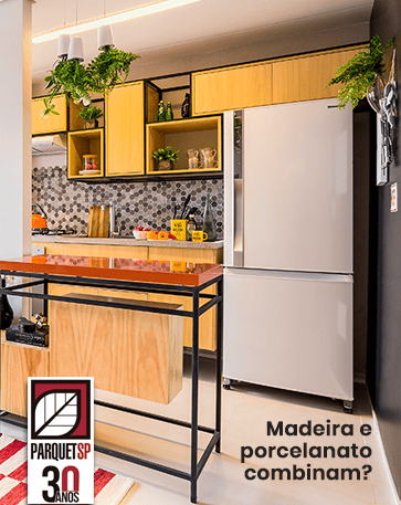 Ao fundo da imagem, há um apartamento com a sala de estar com piso de porcelanato e a cozinha com piso de madeira.