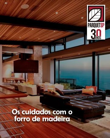 Ao fundo da imagem, há uma sala de estar com forro de madeira.