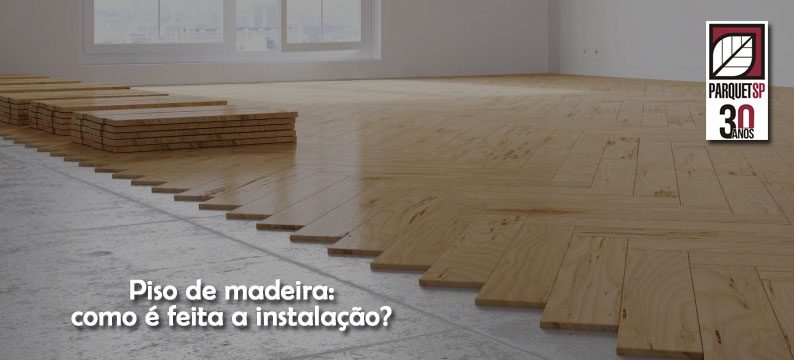 Ao fundo da imagem, há uma sala com o piso de madeira sendo aplicado.