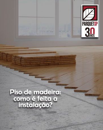 Ao fundo da imagem, há uma sala com o piso de madeira sendo aplicado.