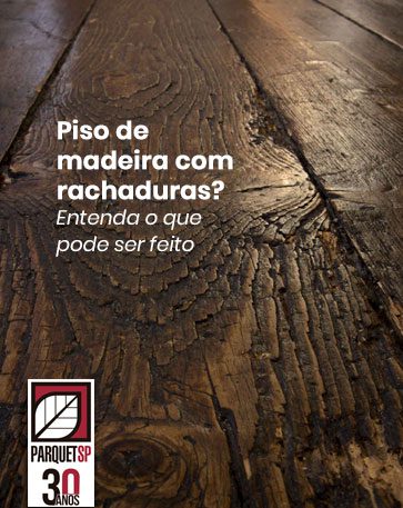 Ao fundo da imagem, há um piso de madeira com rachaduras.