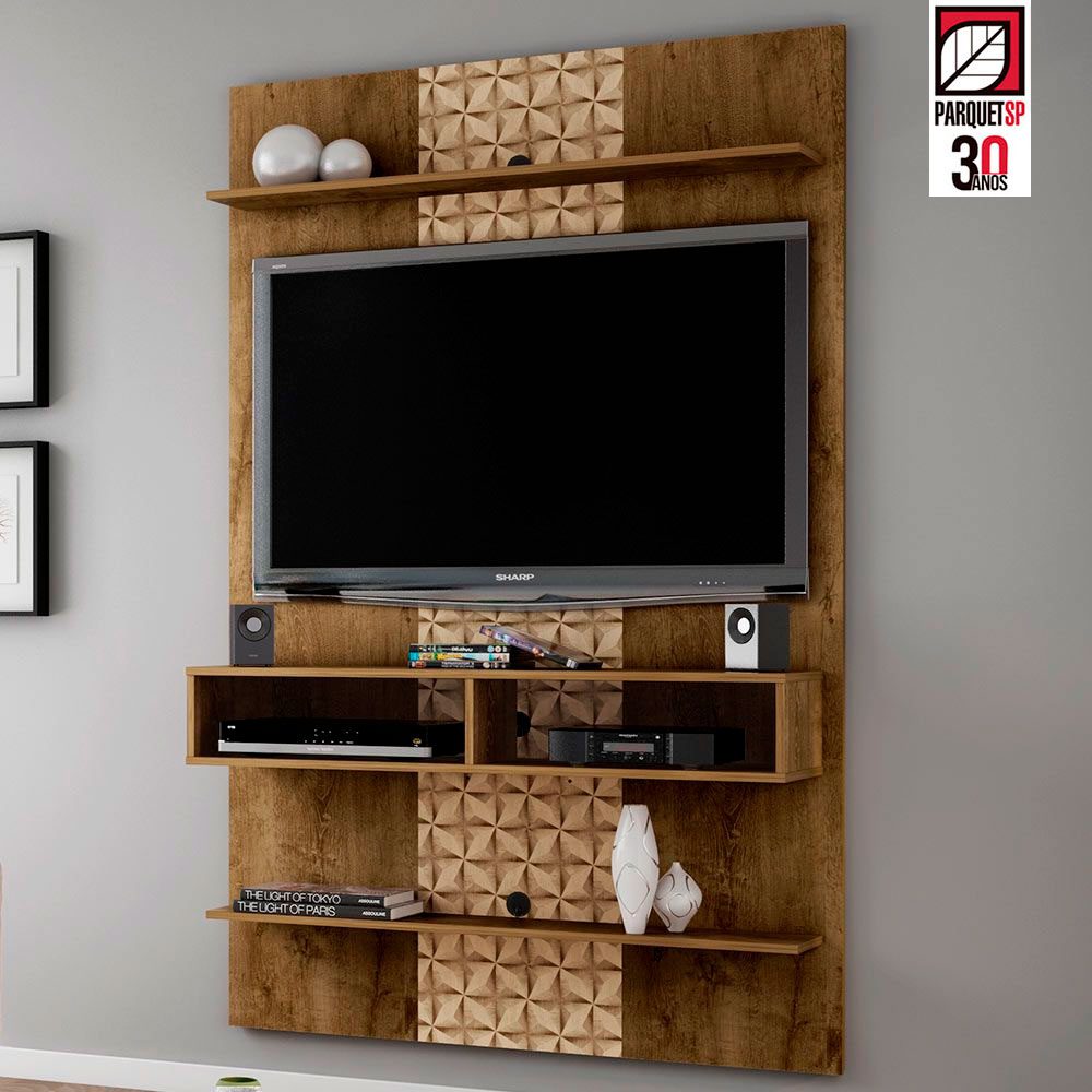 Ao fundo da imagem, há um painel de madeira na tv.