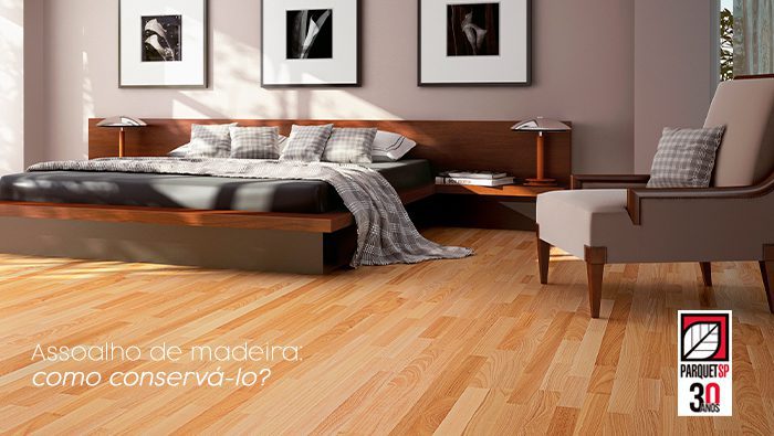 A imagem mostra um quarto com piso de madeira.