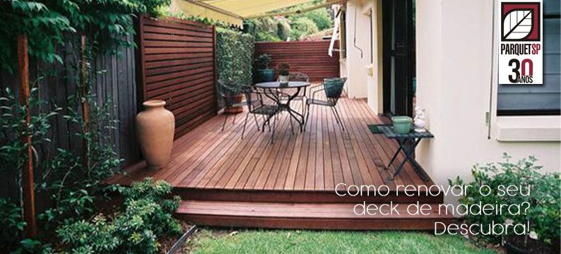 Ao fundo da imagem, há um deck de madeira no terraço de uma casa.
