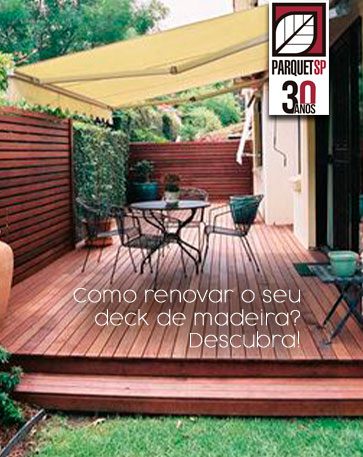 Ao fundo da imagem, há um deck de madeira no terraço de uma casa.