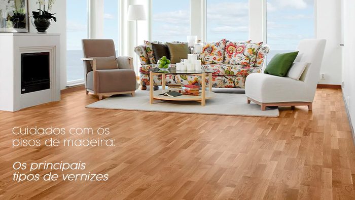 A imagem mostra uma sala de estar com várias poltronas e o piso de madeira.