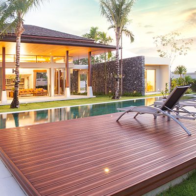 A imagem mostra um deck de madeira na piscina.