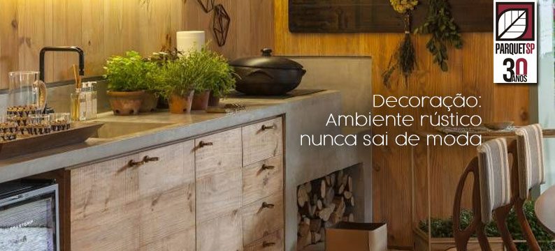 A imagem mostra uma cozinha rústica com painel e gavetas de madeira.