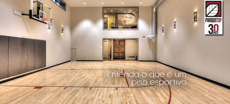 Ao fundo da imagem, há uma imagem de um piso esportivo.