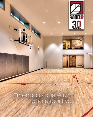 Ao fundo da imagem, há uma imagem de um piso esportivo.