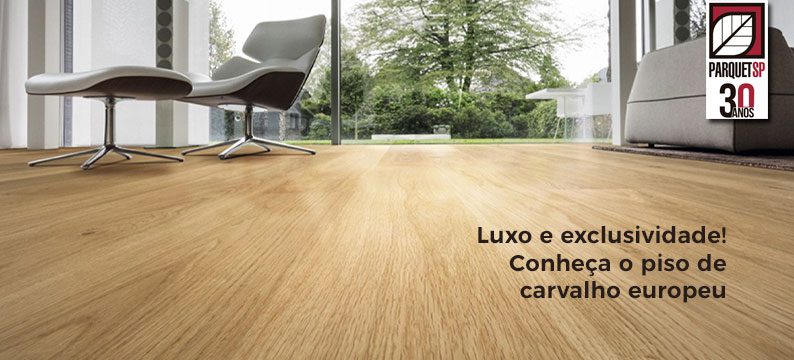 A imagem mostra um chão com piso de madeira de carvalho europeu.