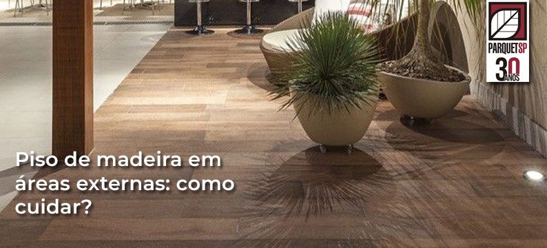 A imagem mostra um piso de madeira no lado externo da casa