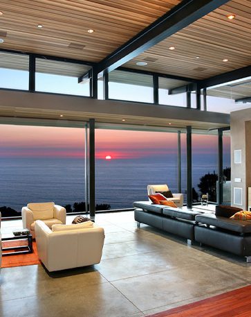 A imagem mostra uma sala de estar com forro de madeira.