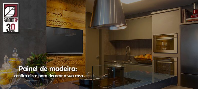 uma cozinha super moderna com um painel de parede e uma televisão pendurada.