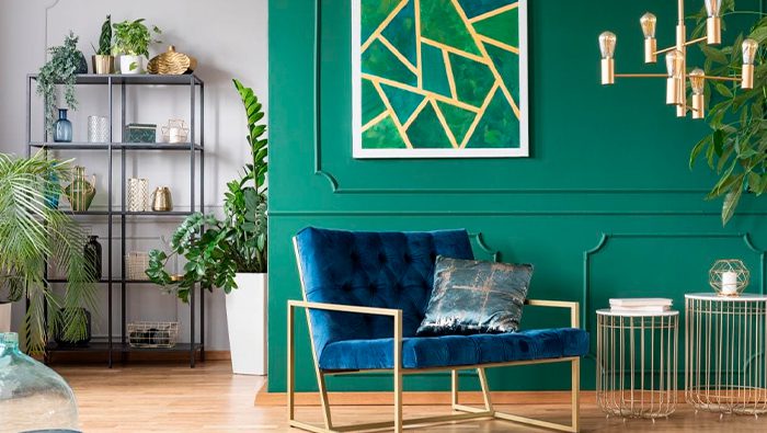 A imagem mostra um cômodo com decoração estilo Urban Jungle.