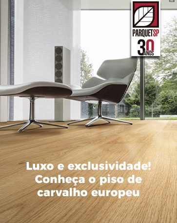 A imagem mostra um chão com piso de madeira de carvalho europeu.