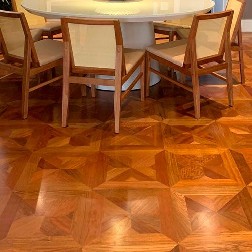 a imagem ilustra um piso de madeira de carvalho europeu