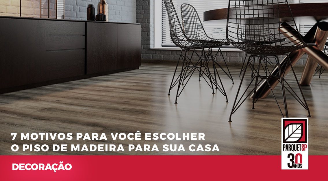 Ao fundo da imagem, há uma sala com uma mesa, duas cadeiras e piso de madeira.