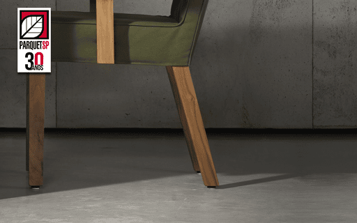 Ao fundo da imagem, há uma sala de jantar com rodapé invertido.