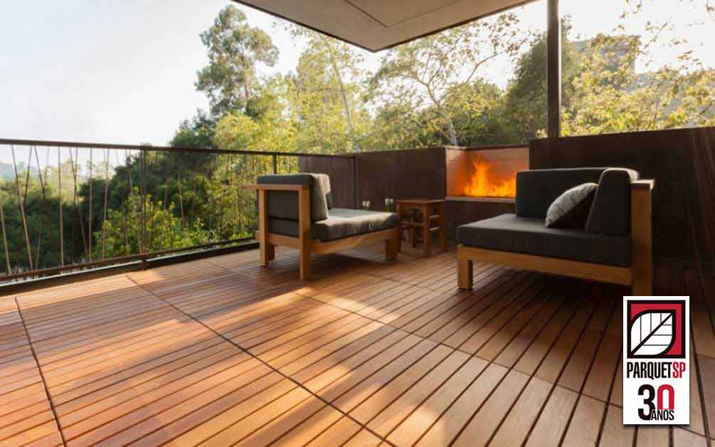 um deck de madeira na varanda.