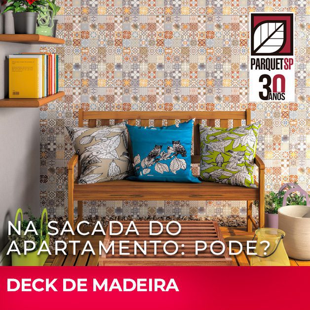 Sacada de apartamento com piso em deck de madeira, decoração com banco de madeira e almofadas coloridas