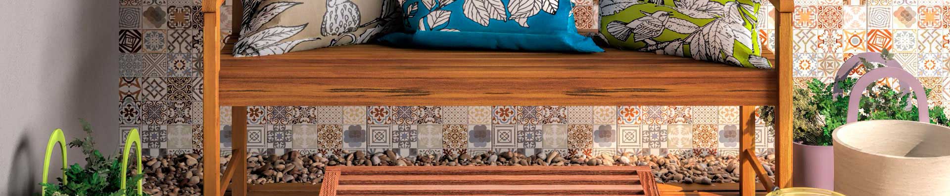 Sacada de apartamento com piso em deck de madeira, decoração com banco de madeira e almofadas coloridas