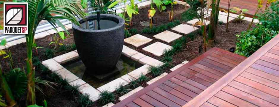 Destacada-Deck-de-madeira-no-seu-jardim-ParquetSP-piso-de-madeira-escadas-de-madeira-parquet-pisos-de-madeira-assoalho-piso-madeira-assoalho-de-madeira