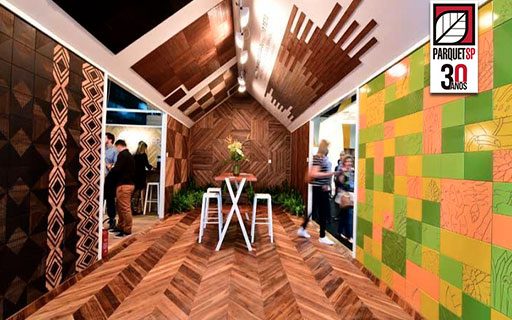 A imagem mostra um cômodo com piso de madeira.