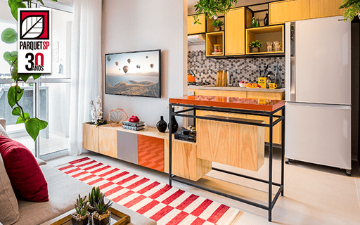 Ao fundo da imagem, há um apartamento com a sala de estar com piso de porcelanato e a cozinha com piso de madeira.