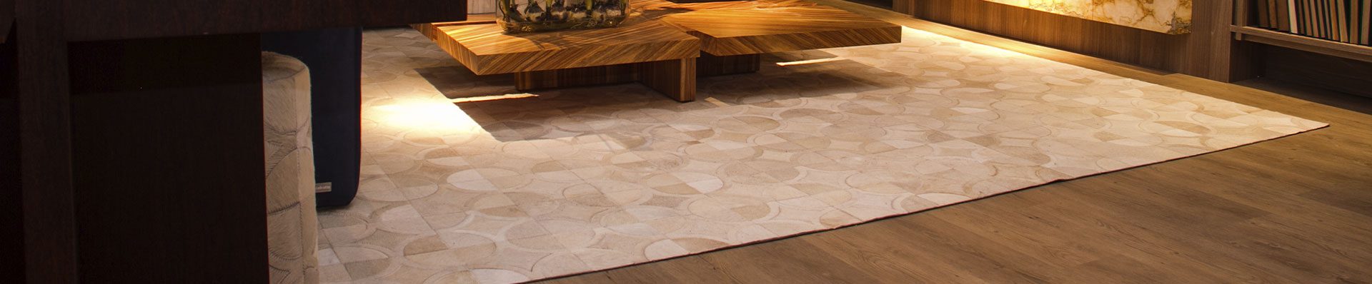 Imagem ilustra uma sala com decoração em madeira, onde seu piso é composto por madeira freijó