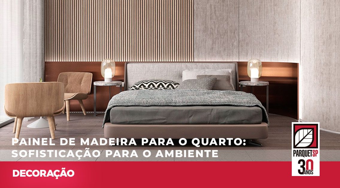 Ao fundo da imagem, há um quarto com cama de casal e painel de madeira atrás.