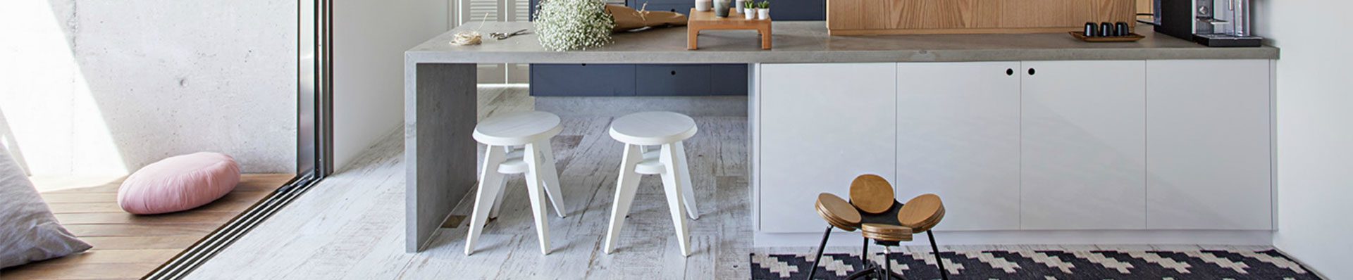 Sala e cozinha integradas: piso de madeira